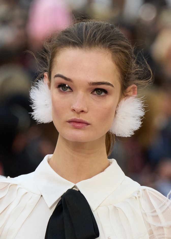 اكسسوارات شعر الريش البيضاء مع ذيل الحصان من دار CHANEL