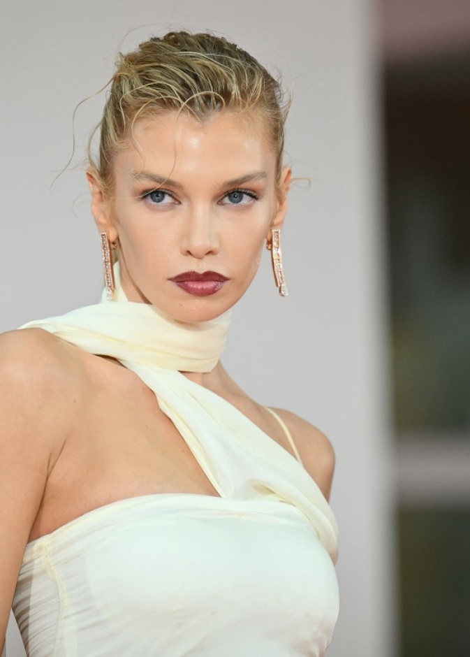  ستيلا ماكسويل تكشف عن أسرار روتينها اليومي للعناية بالبشرة