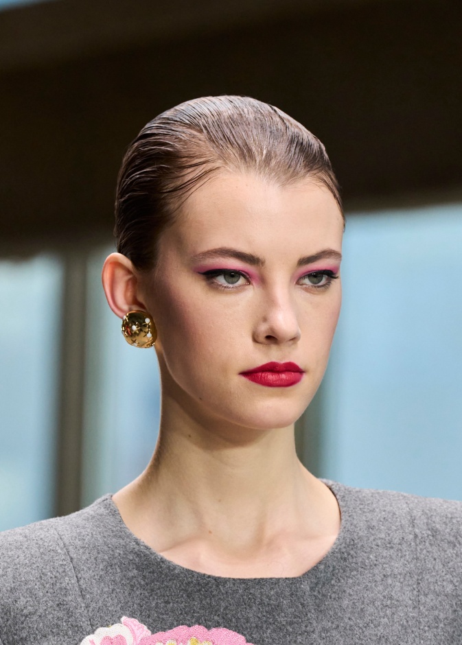 رسمات المكياج الوردي مع الآيلاينر من دار Carolina Herrera