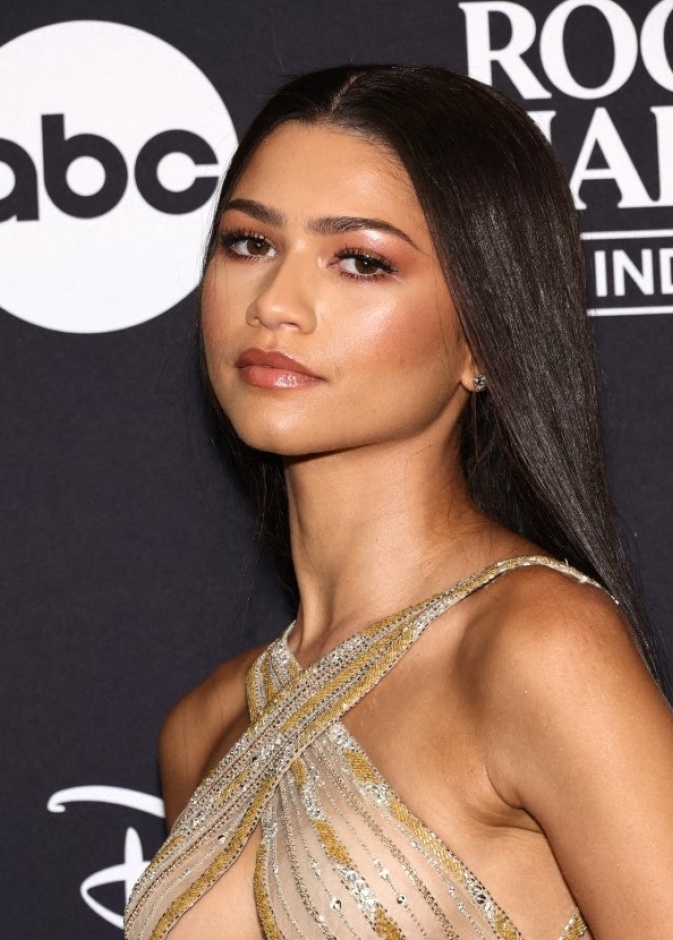 صيحات جمالية مع المكياج الاحمر في إطلالة النجمة زندايا