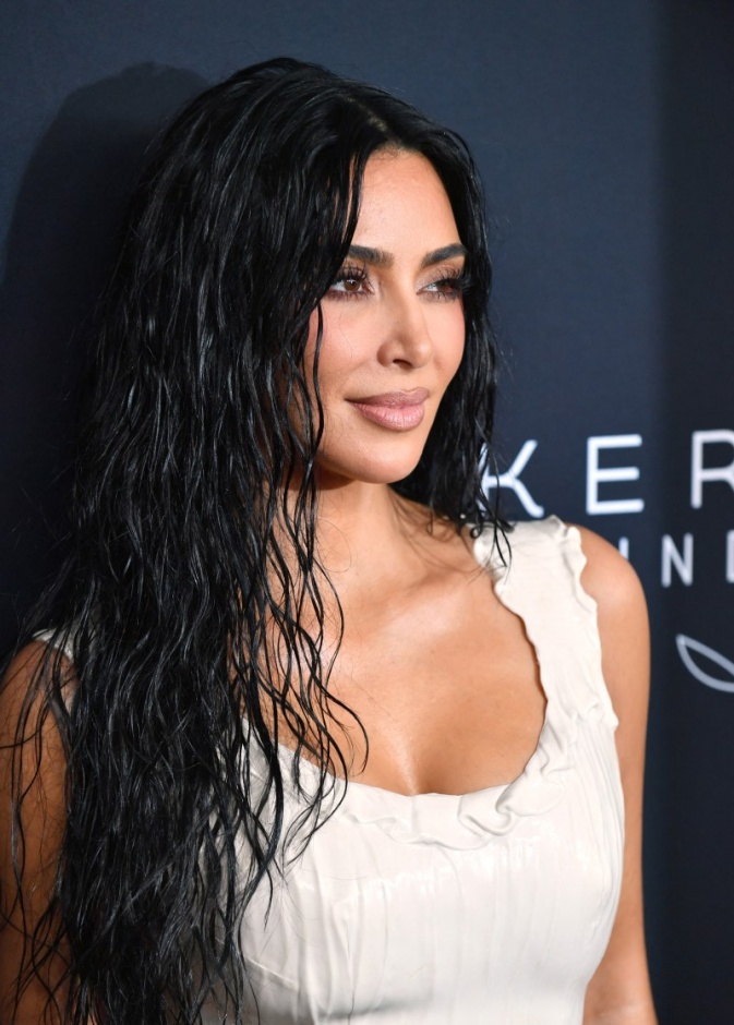 من كيم كارداشيان إلى بيلا حديد..هكذا تتغلب النجمات على مشاكل بشرتهن اليومية