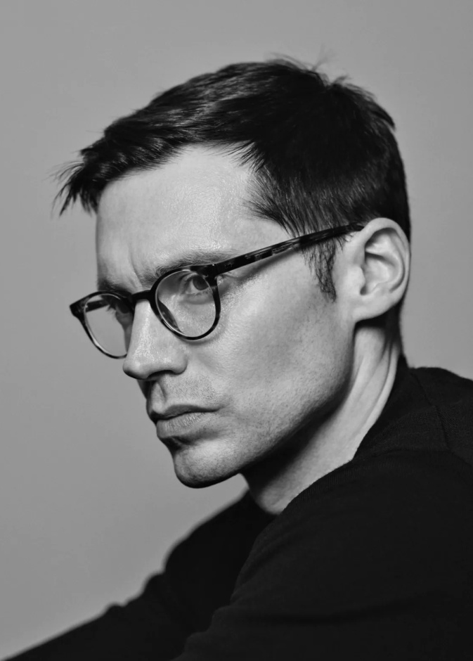 Erdem Moralioglu في حديث خاص لـ"هي": أردت الغوص في الانقسام الثنائي بين المرأة على المسرح وضعفها عندما لم يعد أمامها جمهور