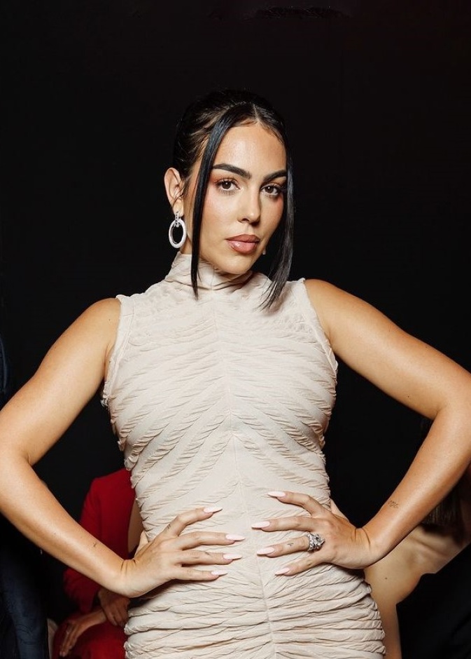 مكياج وتسريحات شعر النجمات في اليوم الثاني من أسبوع الأزياء في الرياض