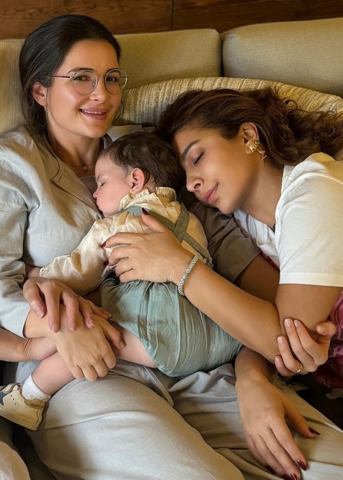 أصالة ووالدتها وابنتها وحفيدتها في أحدث ظهور