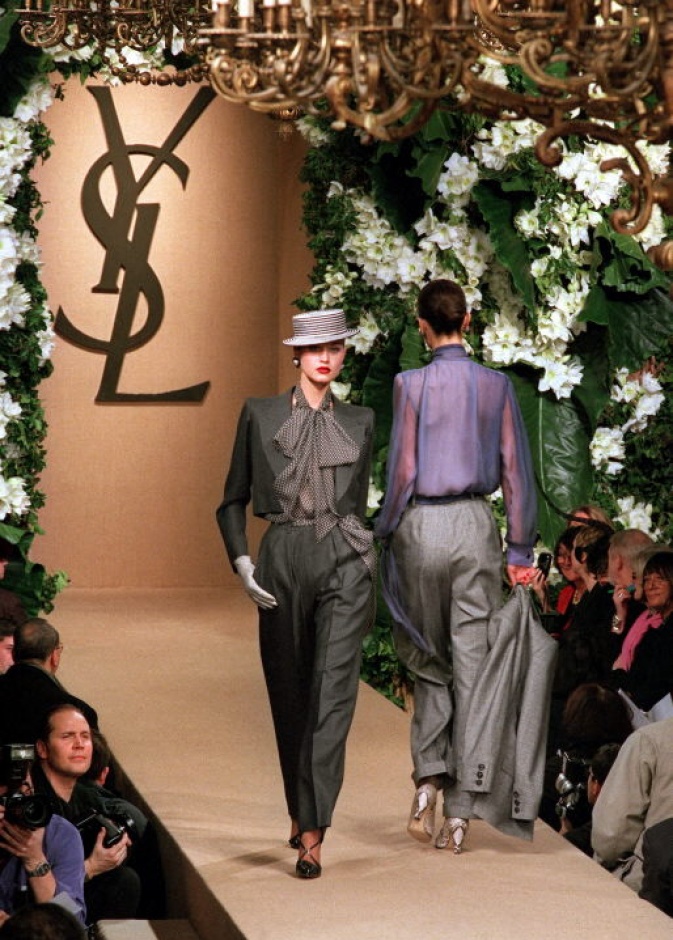 المرأة في عالم "إيف سان لوران": الأناقة كوسيلة للتمكين والقوّة