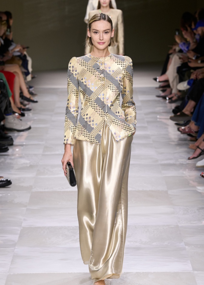 موديلات سراويل لامعة موضة 2025 تألقي بلمسة سحرية تحت الأضواء