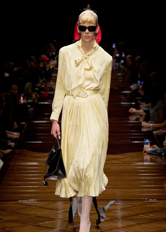 مجموعة Balenciaga لربيع وصيف 2025 في باريس