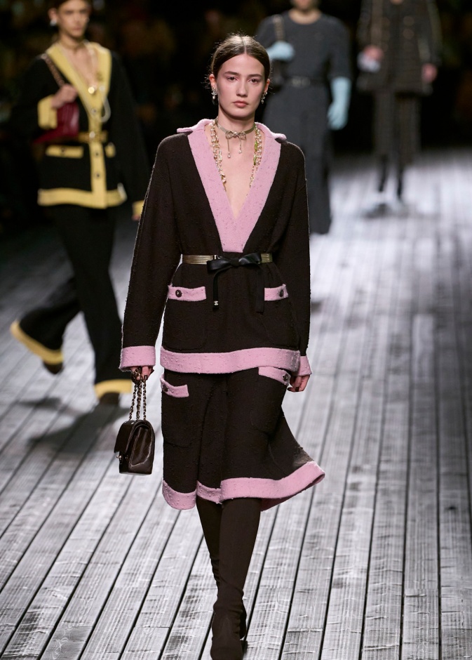 اللون البني مع الزهري من Chanel 