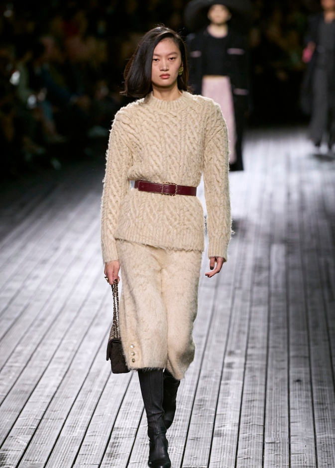 تعددت التصاميم وبقيت السويتر القطعة الأكثر اعتماداً في الشتاء