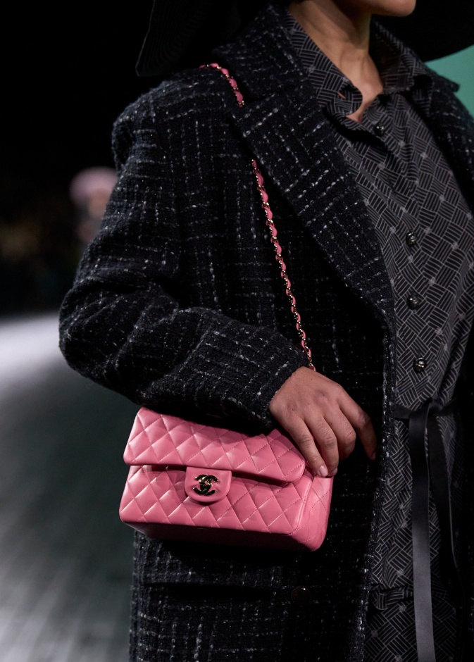 الحقائب الزهرية صيحات أساسية دعماً لحملات التوعية من سرطان الثدي