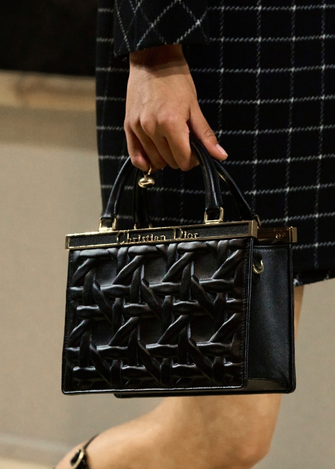 حقيبة أنيقة ومميزة بشكل مربع من Christian Dior 