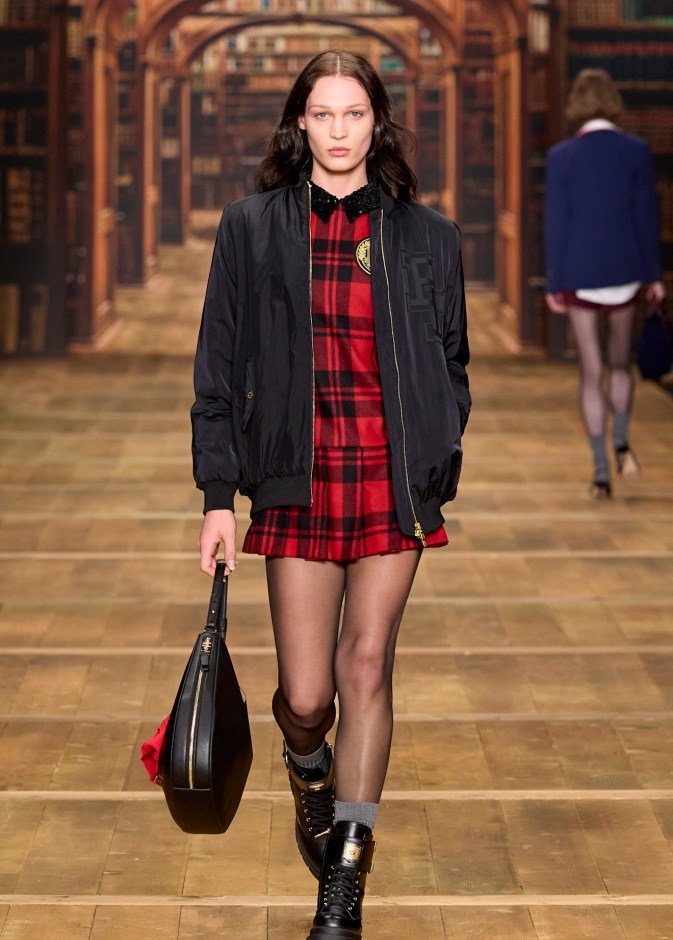 الأناقة اليومية ترتبط بموضة الكارو الأحمر