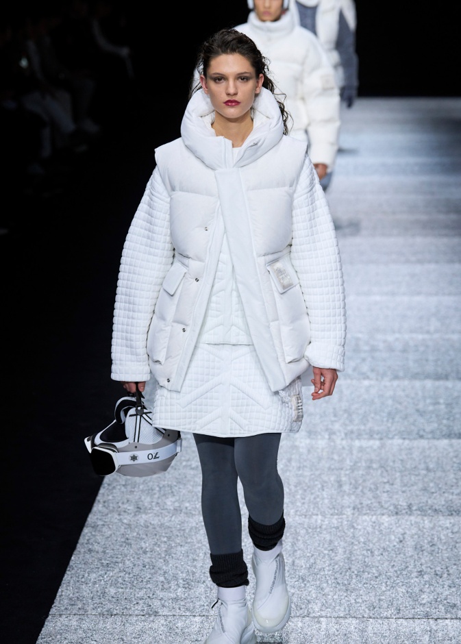 تنسيق الجيليه المنفوخة الطويلة من Emporio Armani 