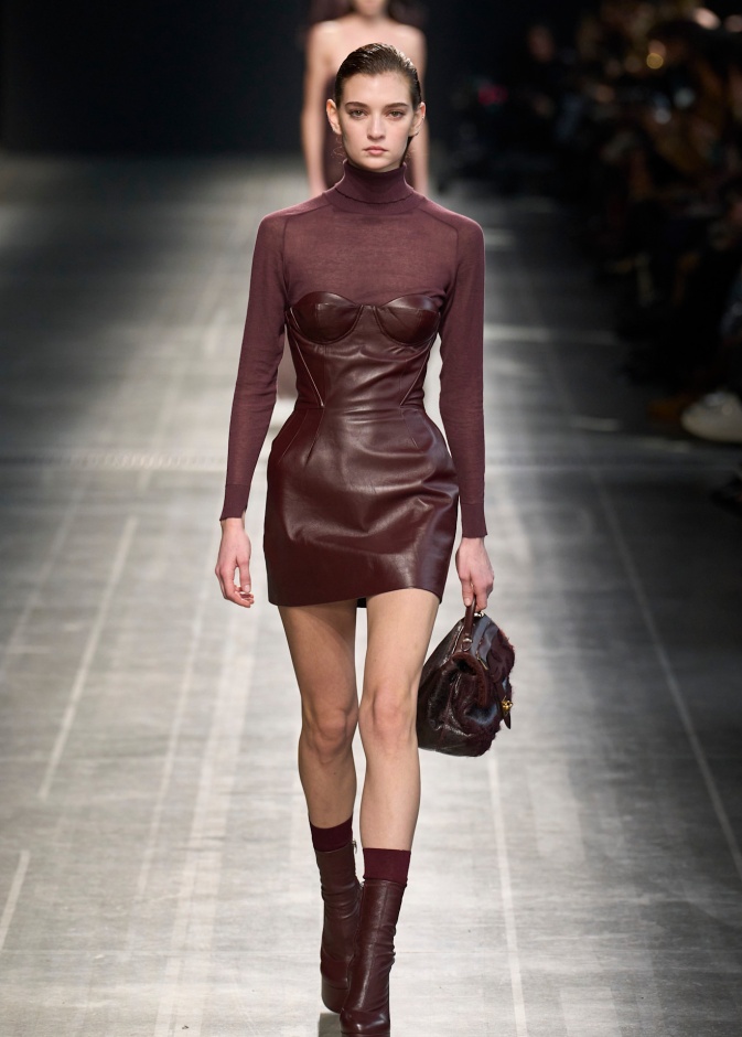 فساتين بأقمشة الجلد البني سترافق أناقتك في الخريف 