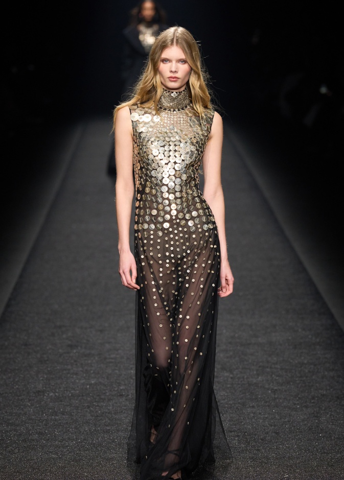 من الفراعنة إلى حقبة البانك وصولاً لخريف 2024.. التفاصيل المعدنية على الملابس اضافة جذابة وعصرية