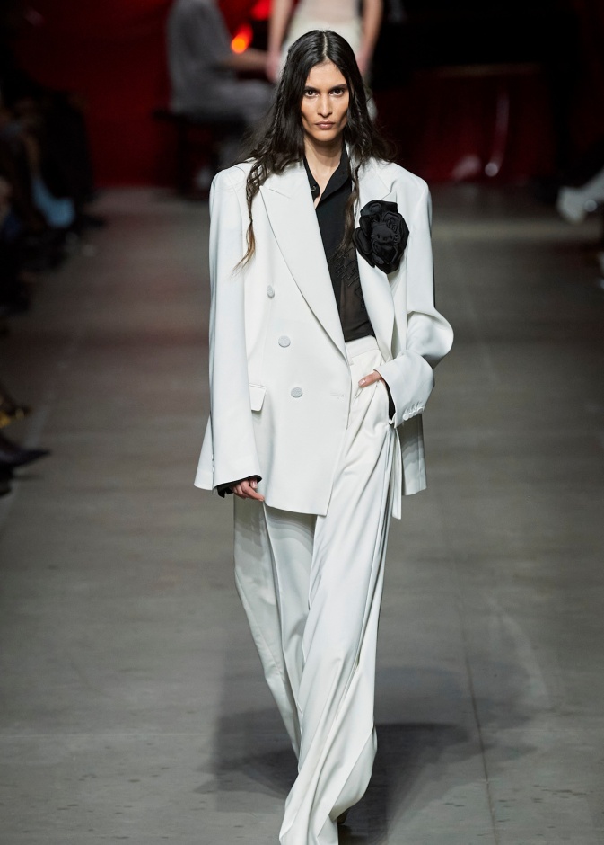 موضة البدلات البيضاء الفضفاضة