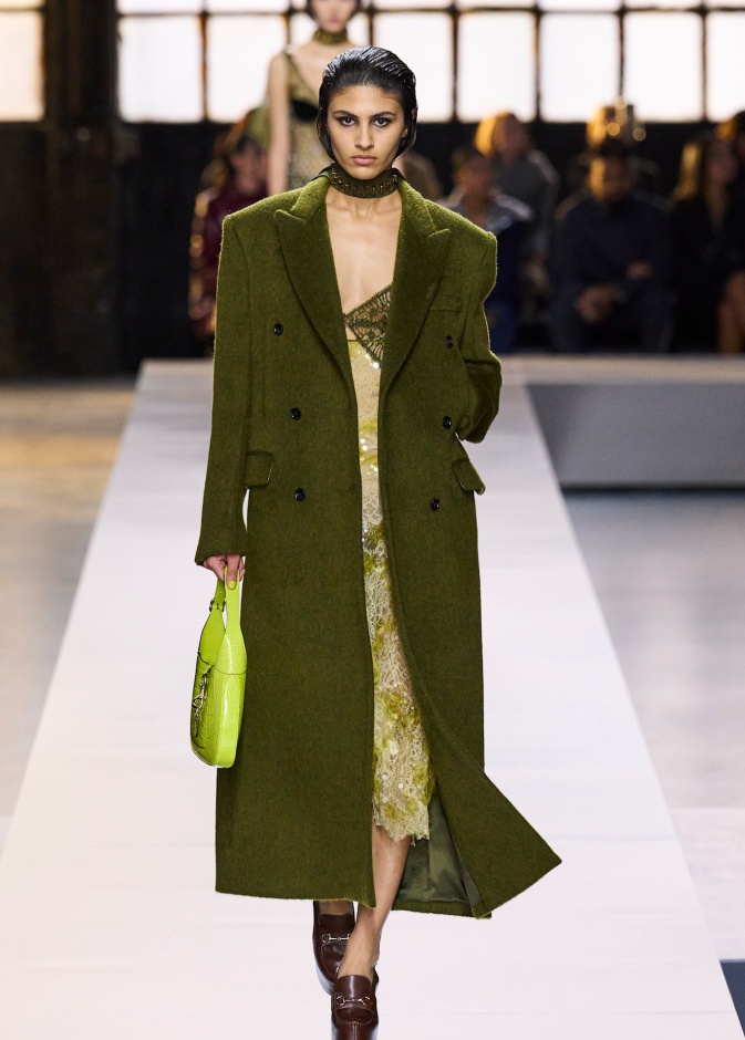 أدرجي اللون الأخضر الزيتوني في اطلالاتك هذا الخريف لتكوني مواكبة للموضة 