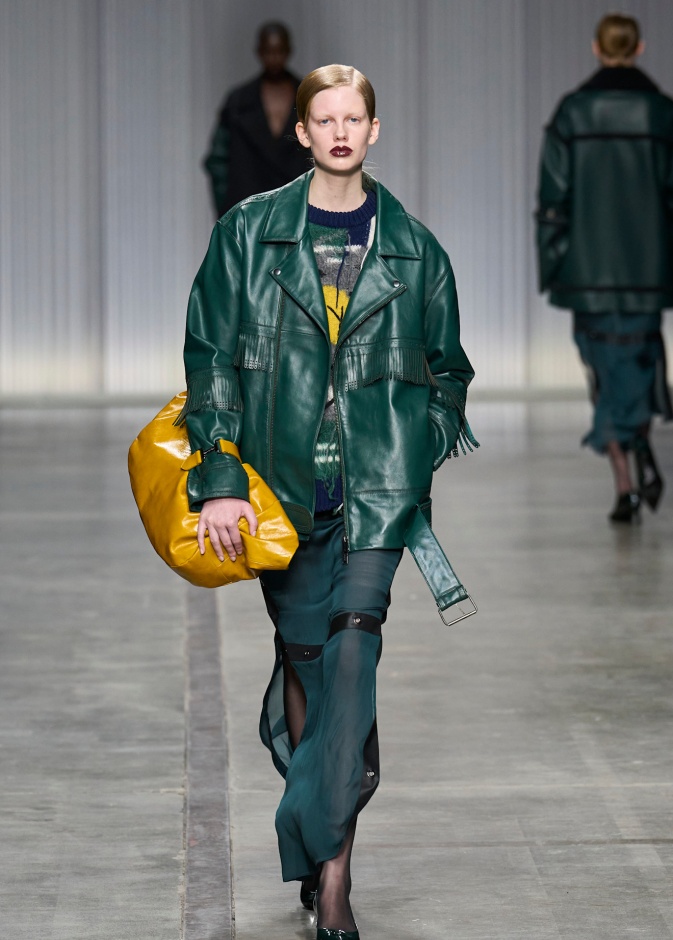 جاكيتات الجلد الزيتية تسيطر على إطلالات خريف 2024