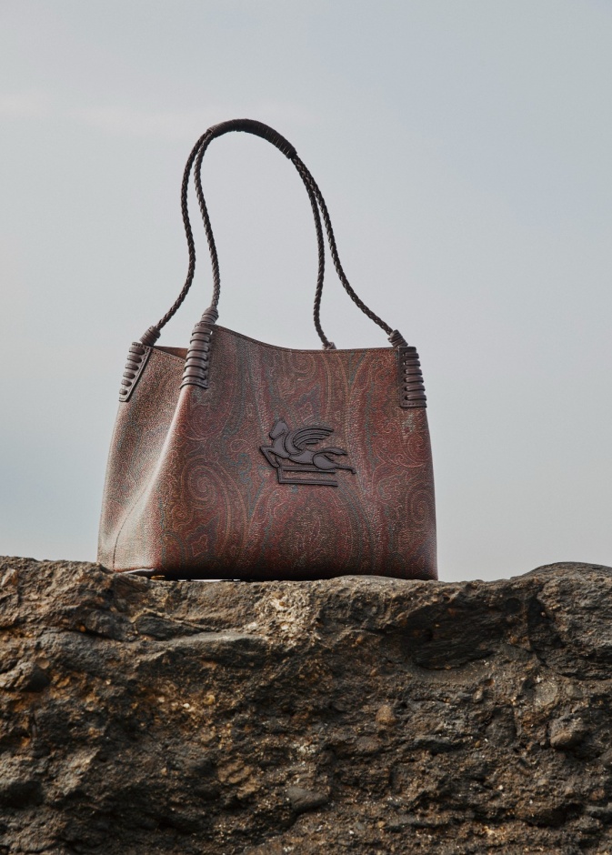 حقيبة "Libra" من علامة Etro... تجمع بين التصميم المعاصر وراحة الاستخدام اليومي