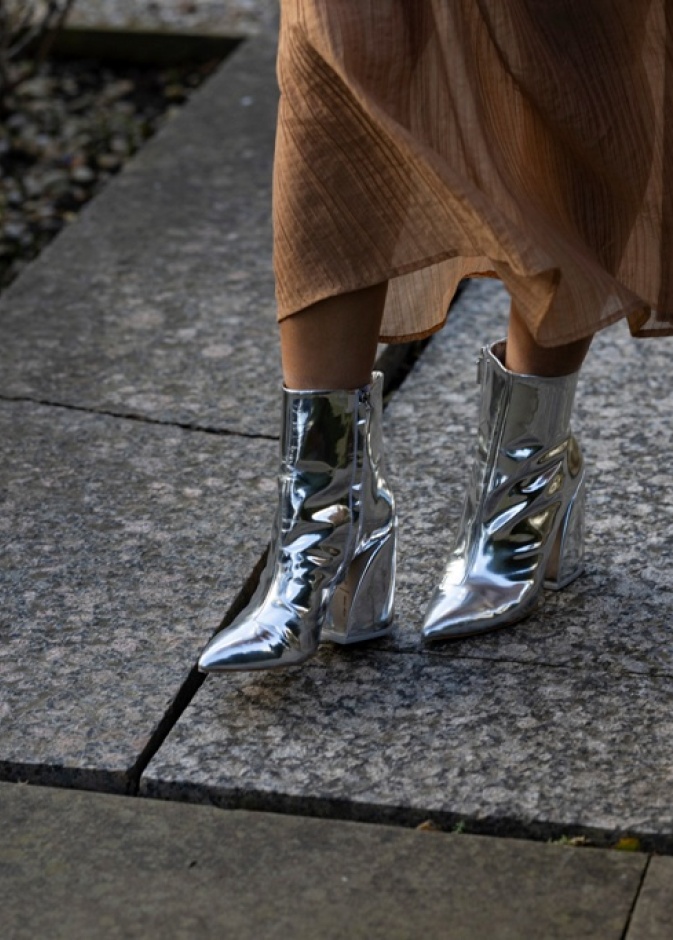 البوت المعدني نجم إطلالاتك في خريف وشتاء 2024