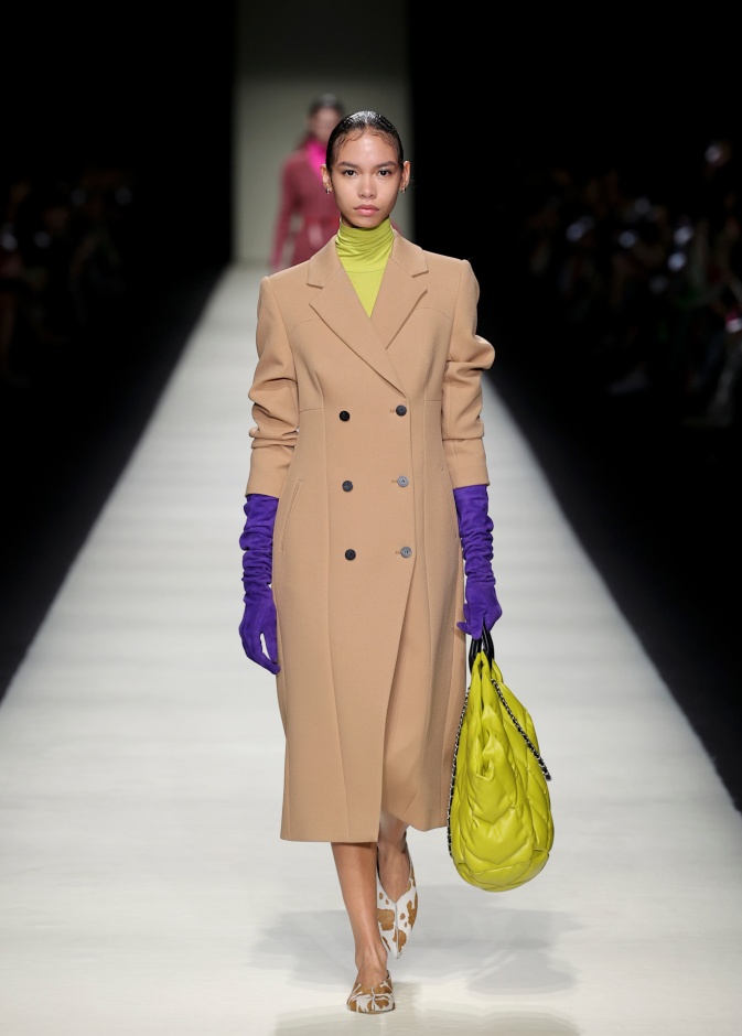 موديلات معاطف بدرجات البيج لشتاء 2025 حيث الكلاسيكية تلتقي بالدفء