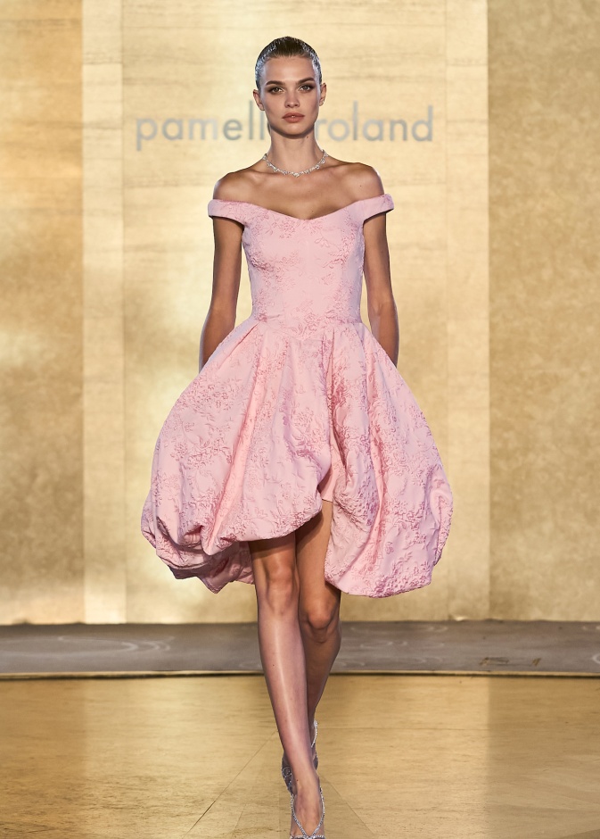 موضة الفساتين القصيرة مع اللون الوردي عنوان للأناقة والرقي في شهر أكتوبر