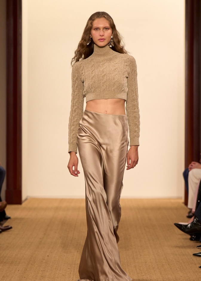 ان كنت تقرأين هذا المقال فهذه اشارتك لارتداء التنورة الماكسي في اطلالاتك الخريفية