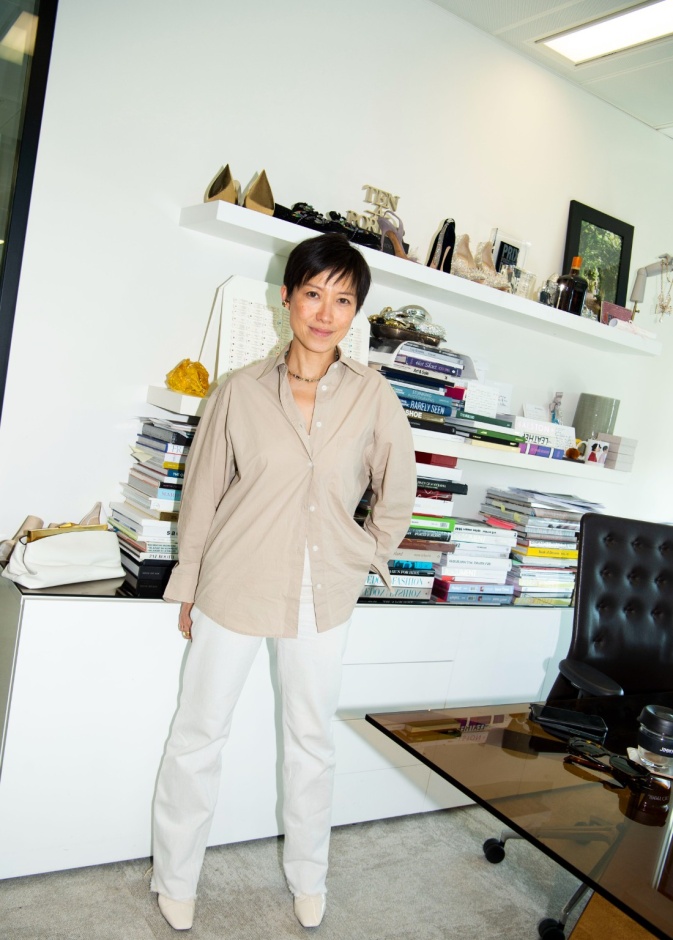 خاص "هي": تعاون فنيّ يجسد روح الإبداع في الشرق الأوسط بين Jimmy Choo وشيخة المزروع 