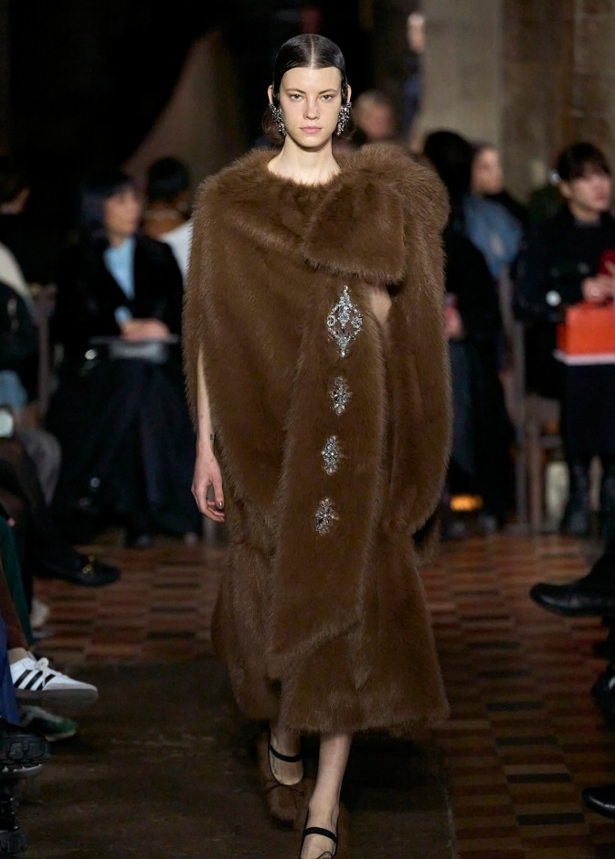 موضة فساتين الفرو النافرة خيار مضمون لشياكتك وأناقتك في الخريف