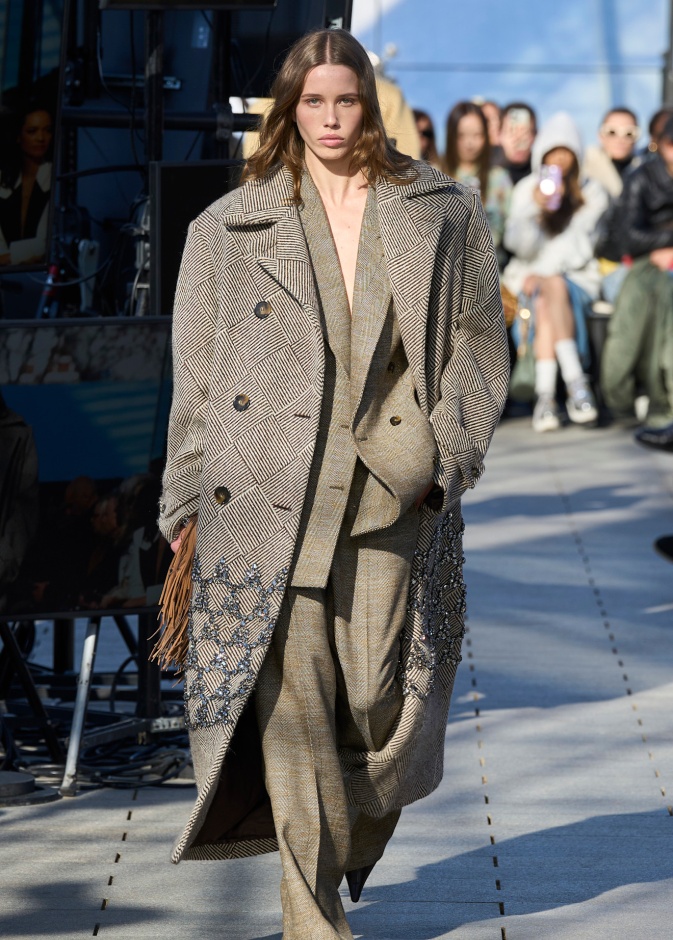  تنسيق البدلة الأوفرسايز مع المعطف من Stella Mccartney