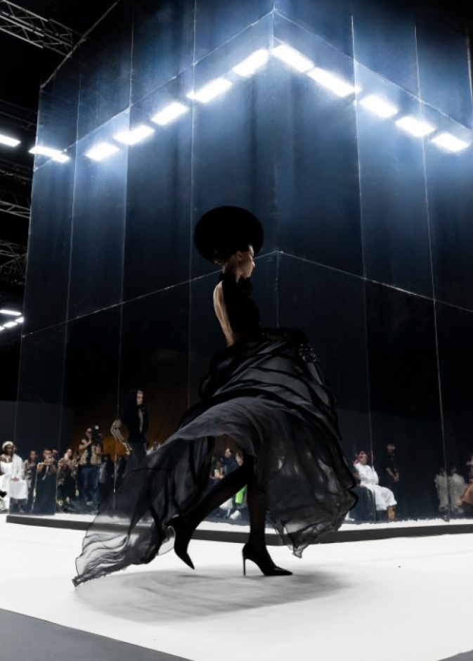 أسبوع الأزياء في الرياض يجمع التراث والحداثة... إليكم أبرز الصيحات التي برزت على منصات العروض