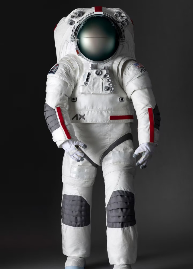 Prada و Axiom تتعاونان في تصميم بدلة فضاء لرحلة إلى القمر