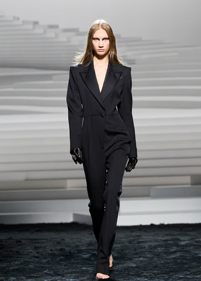 حان الوقت لاختيار موضة الجمبسوت الاسود الفاخر