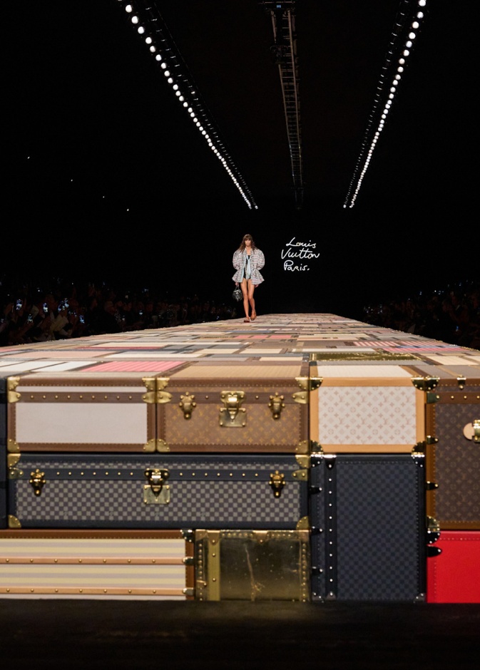 باريس تختتم شهر الموضة: إبداعات ساحرة وصيحات جديدة لربيع وصيف 2025