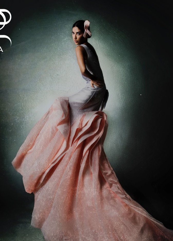 خاص "هي": المصممة السعودية سارة التويم تُبدع تصميمًا يحتفي بالشجاعة بالتعاون مع جمعية زهرة لسرطان الثدي 