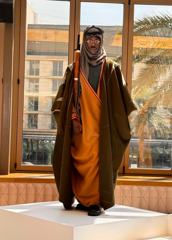 عبق خمسينيات المملكة يزهر في أسبوع الأزياء في الرياض: دار قرمز تروي حكاية الهوية والأصالة عبر مجموعة 1950