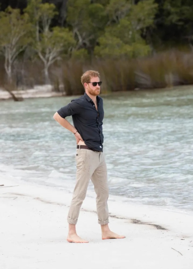 الأمير هاري يجرب حظه في ركوب الأمواج بدون ميغان ماركل