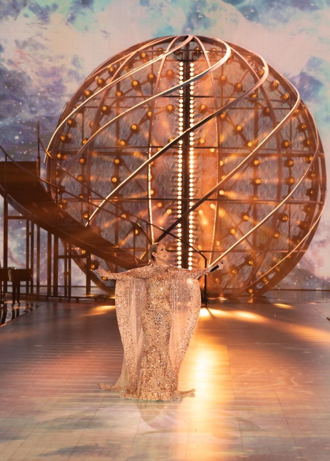 لقطات خاطفة للنجمات في "1001 موسم من إيلي صعب" بالرياض.. سيلين ديون تغني وترقص وجينيفر لوبيز تتألق