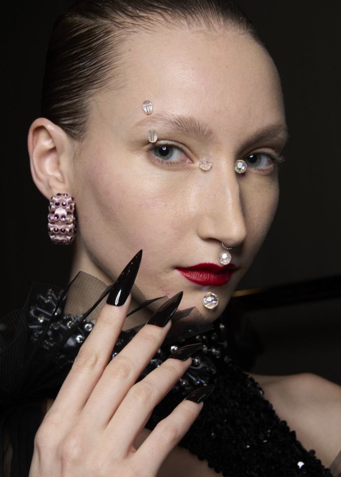 ألوان مناكير سوداء مع الحبيبات اللماعة من دار Germanier