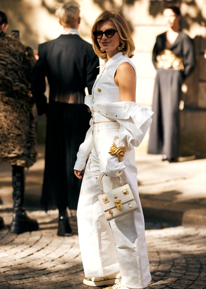 إطلالة ستريت ستايل من باريس بالجينز الأبيض