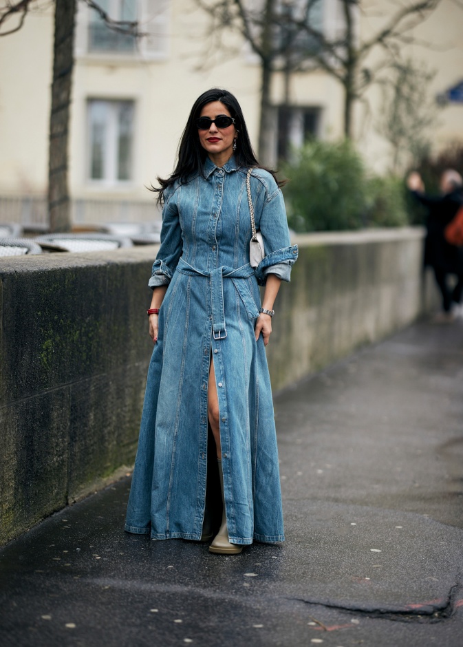 فساتين الجينز الطويلة قطعة مرنة يمكنك تنسيقها في كل مناسبات شتاء 2025!