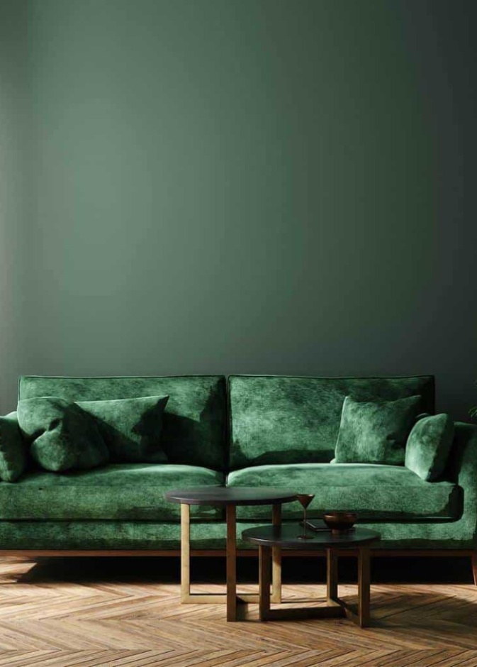 الألوان المتطابقة للجدران والأريكة، يساعد على شعور الغرفة بالاتساع