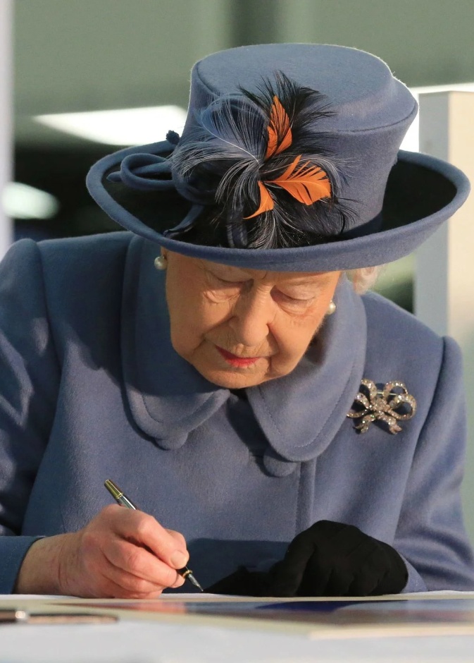 الملكة إليزابيث الثانية حافظت على كتابة مذكرتها حتى اليوم الأخير من حياتها