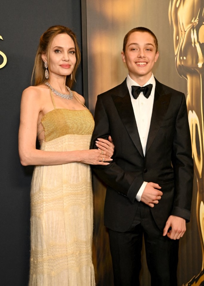 النجمة الأمريكية أنجلينا جولي مع نجلها الأصغر نوكس جولي-بيت خلال حفل توزيع جوائز Governors Awards 