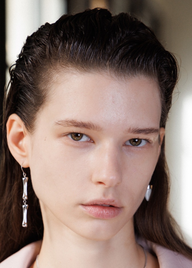  تقنيات تجميلية للتخلص من الأكياس الدهنية تحت العين