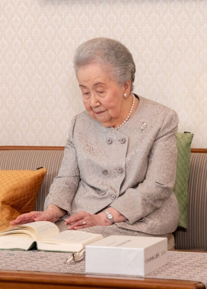 رحيل عميدة العائلة الإمبراطورية اليابانية عن أكثر من 100 عام