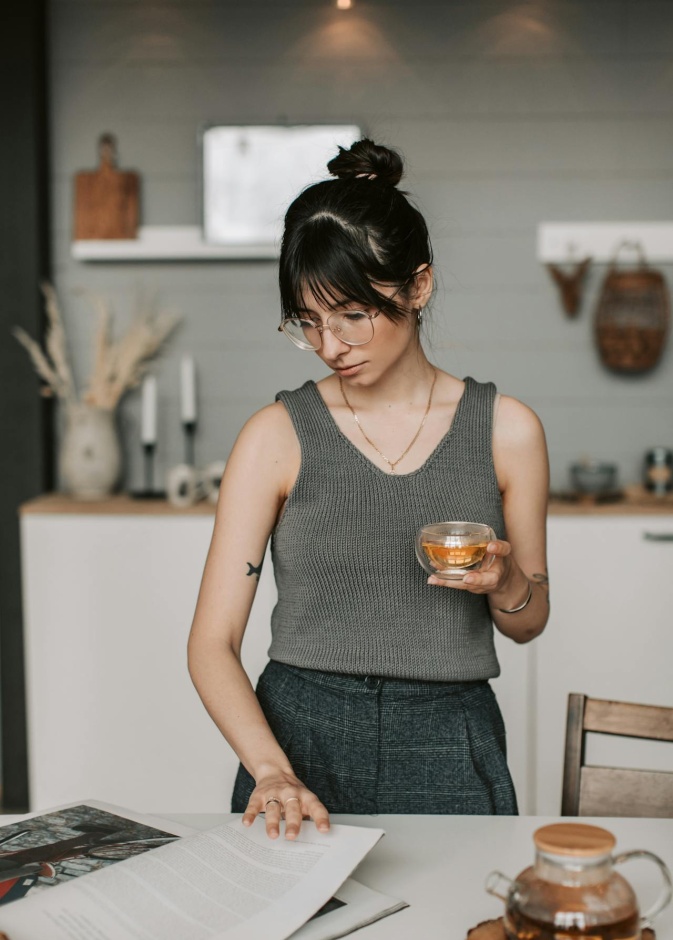 استمتعي بفوائد شرب الشاي الأسود بكميات معتدلة لتحسين ذاكرتكِ وصحة جسمكِ من دون أضرار لاحقة