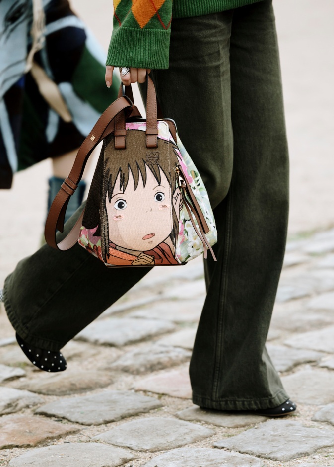 من أسبوع الموضة في باريس حقيبة مزينة بشخصيات من وحي أفلام الكرتون