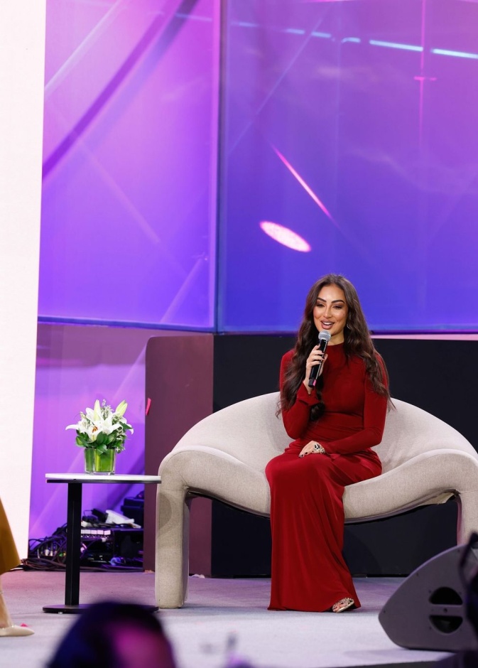 نور الغندور بإطلالة مجوهرات لافتة في مؤتمر هي هب 2024