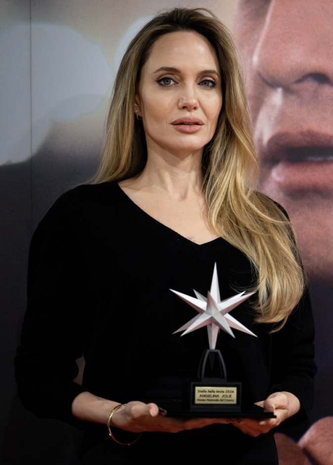 إطلالة أنجلينا جولي برسمات المكياج النيود